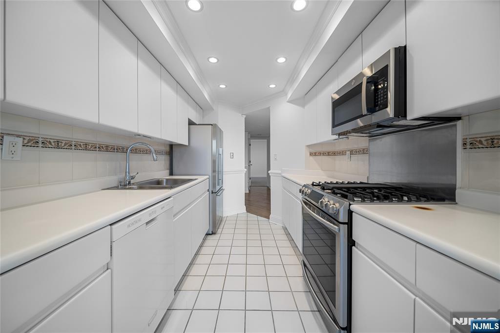 605 Hancock Court Edgewater, NJ 07020 - Photo 11 of 36