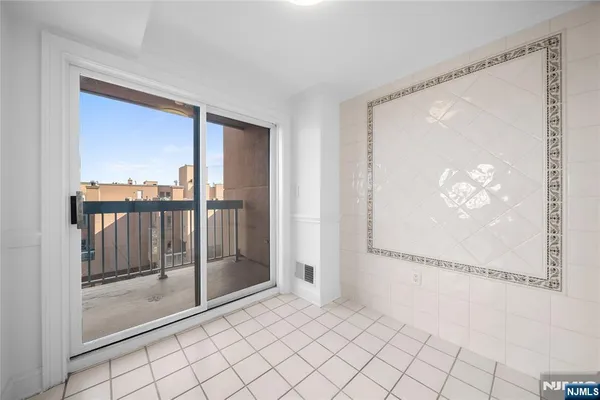 $3,850 | 605 Hancock Court, Edgewater, NJ 07020