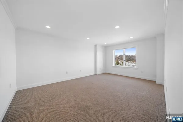 $3,850 | 605 Hancock Court, Edgewater, NJ 07020