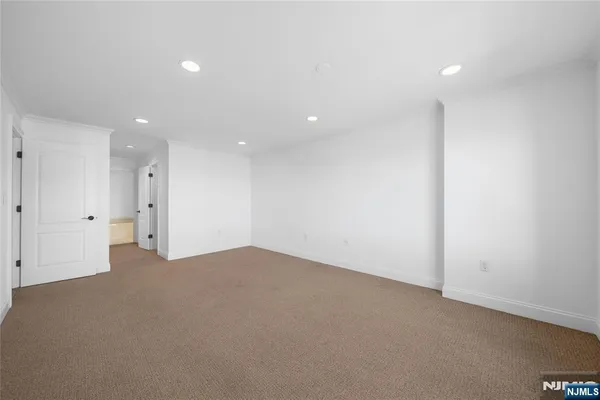 $3,850 | 605 Hancock Court, Edgewater, NJ 07020