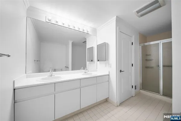 $3,850 | 605 Hancock Court, Edgewater, NJ 07020