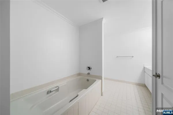 $3,850 | 605 Hancock Court, Edgewater, NJ 07020