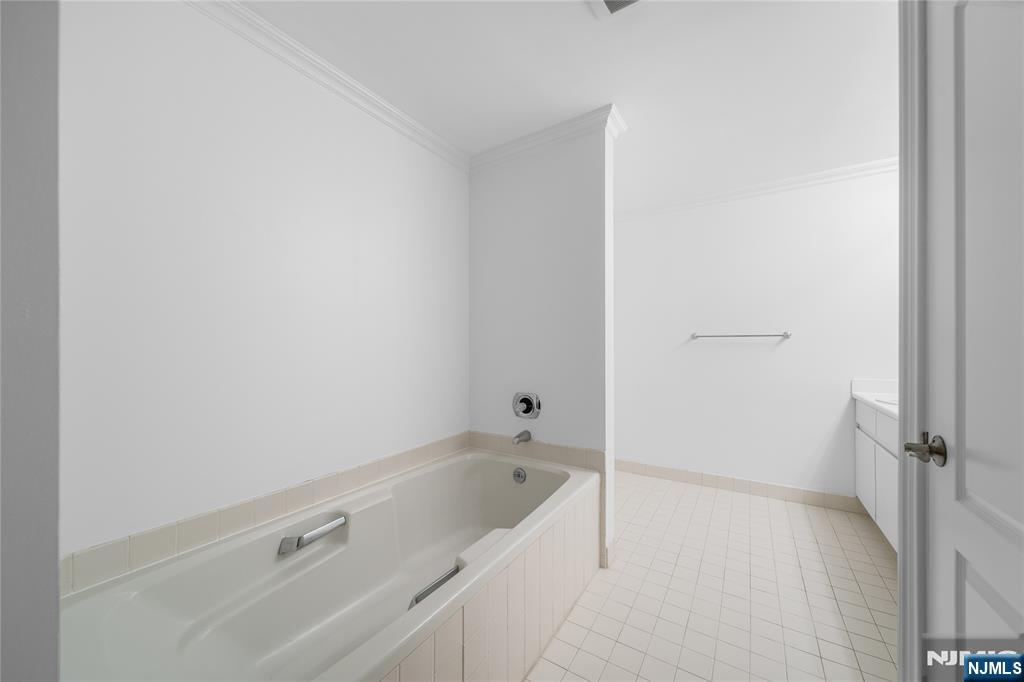 605 Hancock Court Edgewater, NJ 07020 - Photo 19 of 36