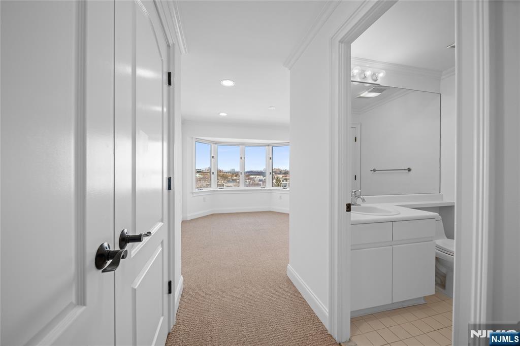 605 Hancock Court Edgewater, NJ 07020 - Photo 21 of 36