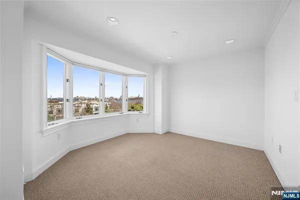 $3,850 | 605 Hancock Court, Edgewater, NJ 07020