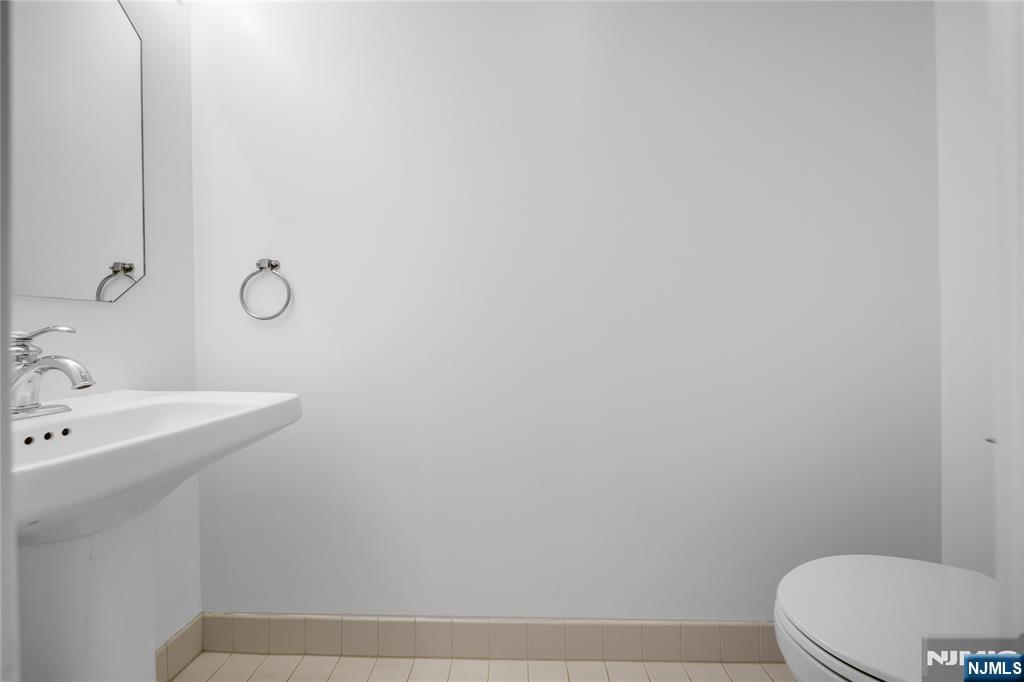 605 Hancock Court Edgewater, NJ 07020 - Photo 28 of 36