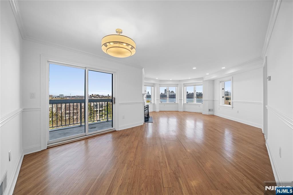 605 Hancock Court Edgewater, NJ 07020 - Photo 4 of 36