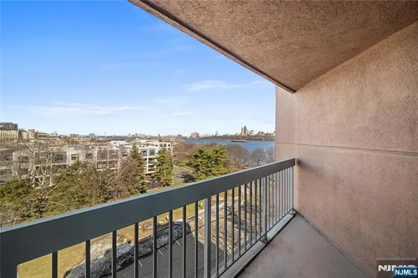 $3,850 | 605 Hancock Court, Edgewater, NJ 07020