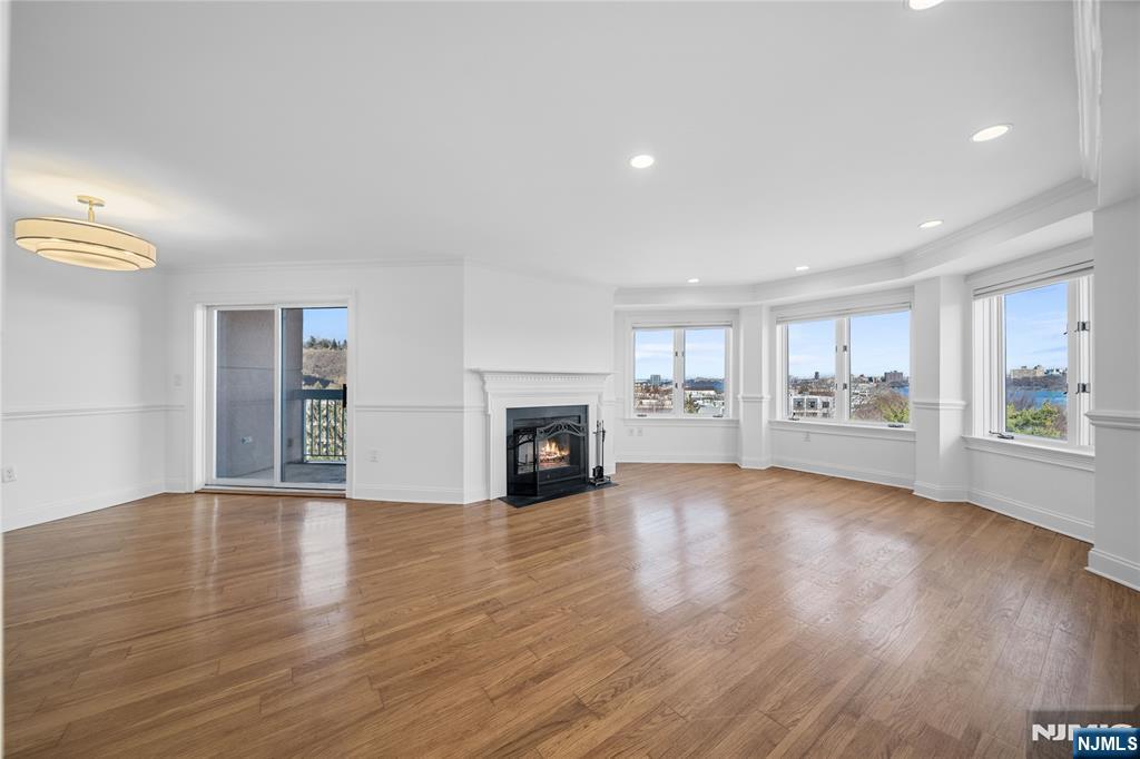 605 Hancock Court Edgewater, NJ 07020 - Photo 6 of 36