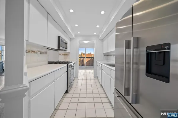 $3,850 | 605 Hancock Court, Edgewater, NJ 07020