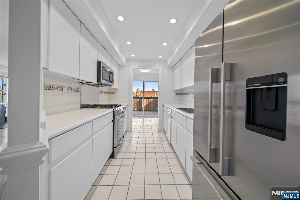 605 Hancock Court Edgewater, NJ 07020 - Photo 10 of 36