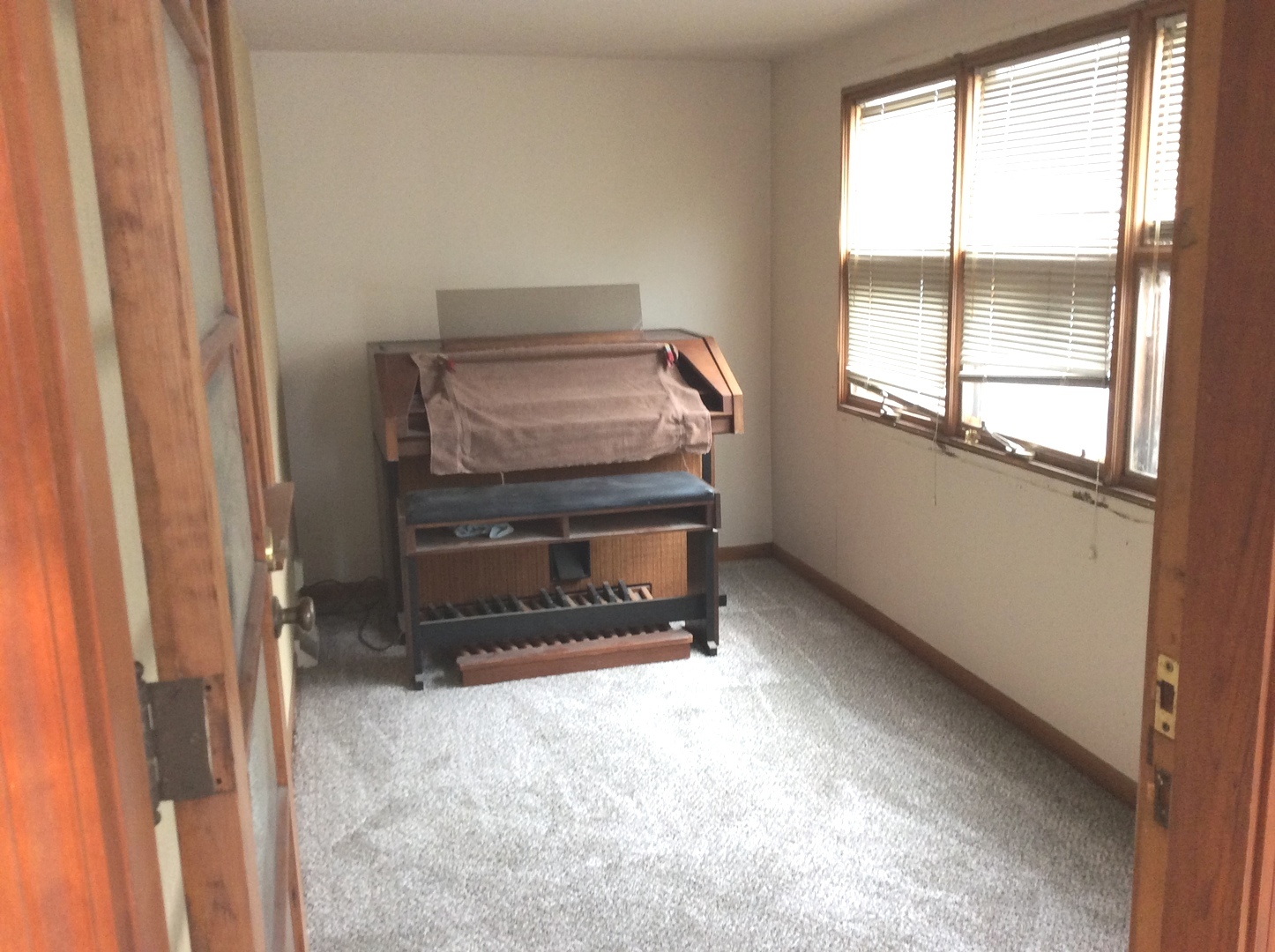 1436 Evergreen Road Homewood, IL 60430 - Photo 7 of 32 a room with a bed and a window