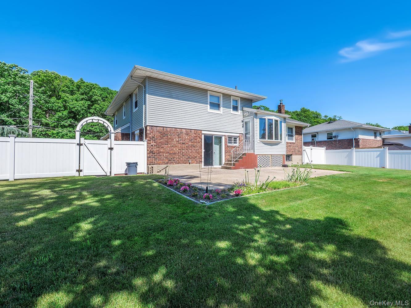 7 Plainview Road Bethpage, NY 11714 - Photo 20 of 23