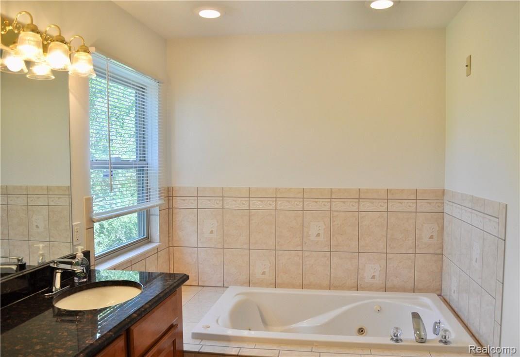 19751 Gill Road Livonia, MI 48152 - Photo 14 of 21 Master Bath