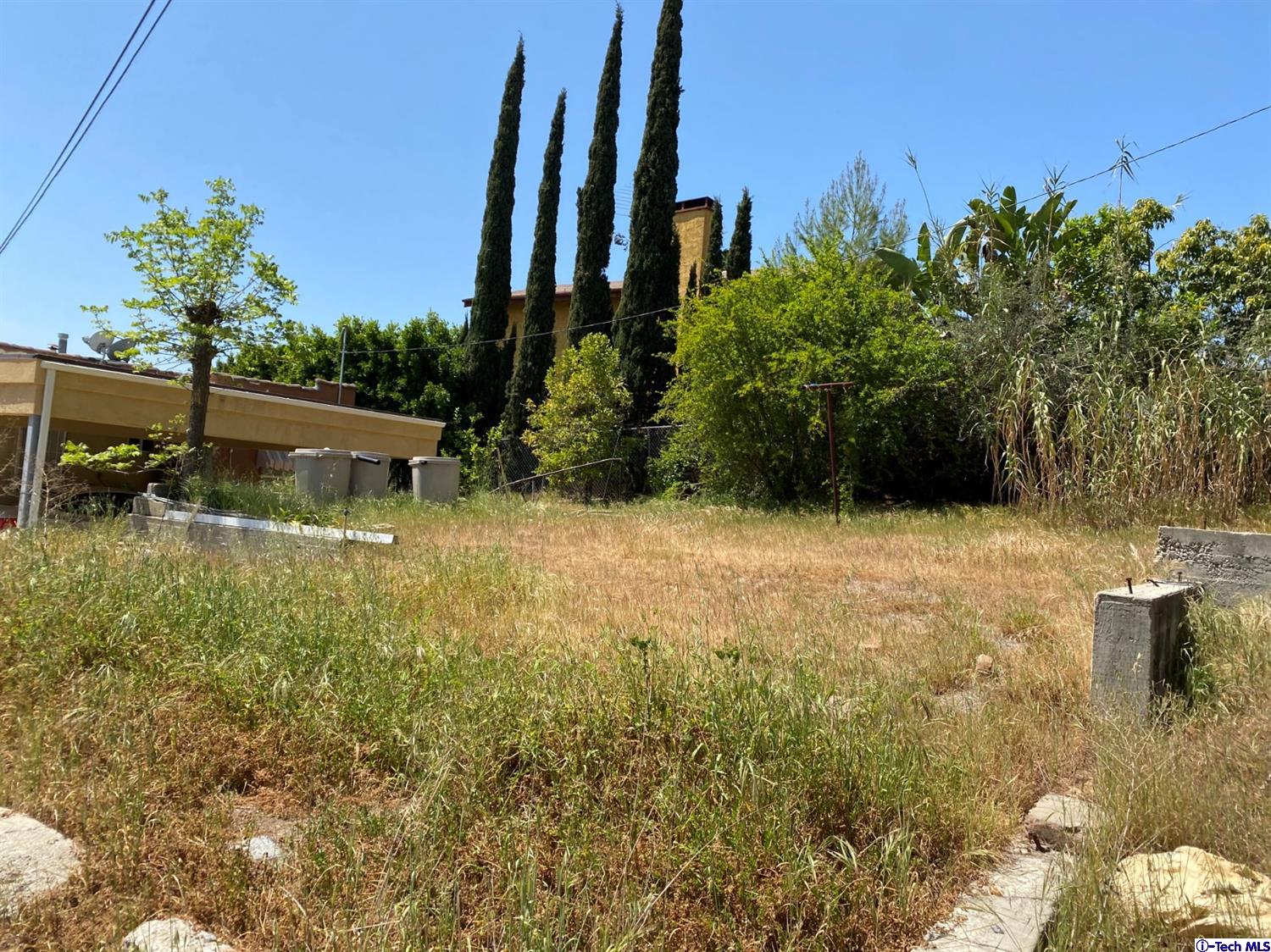 1609 Rueda Drive Los Angeles, CA 90042 - Photo 3 of 8 a backyard of a house with lots of green space