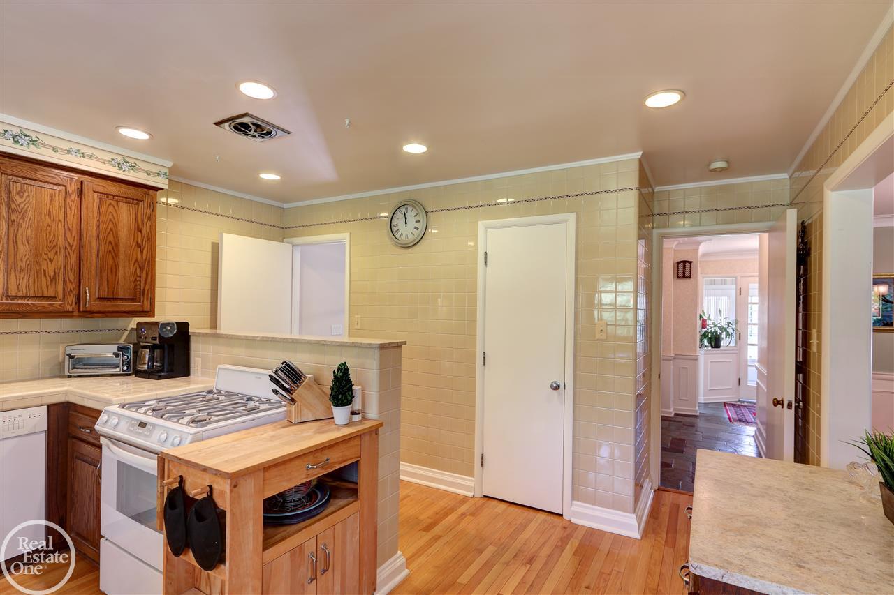 1160 South Renaud Road Grosse Pointe, MI 48236 - Photo 31 of 48 31360469-30.JPG