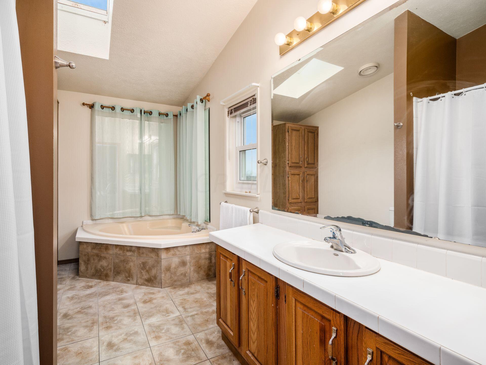 19925 London Road Circleville, OH 43113 - Photo 20 of 40 Garden tub plus shower
