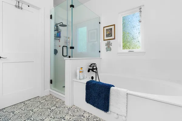 $690,000 | 229 Knollwood Creek, Onalaska, TX 77360