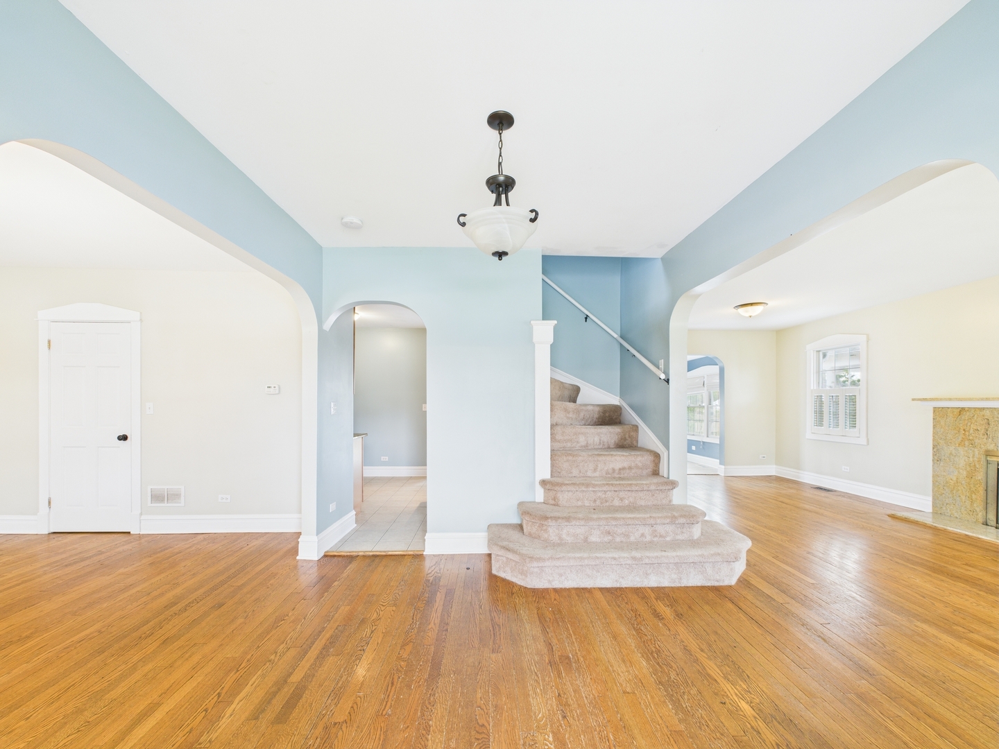293 Northwood Road Riverside, IL 60546 - Photo 4 of 31