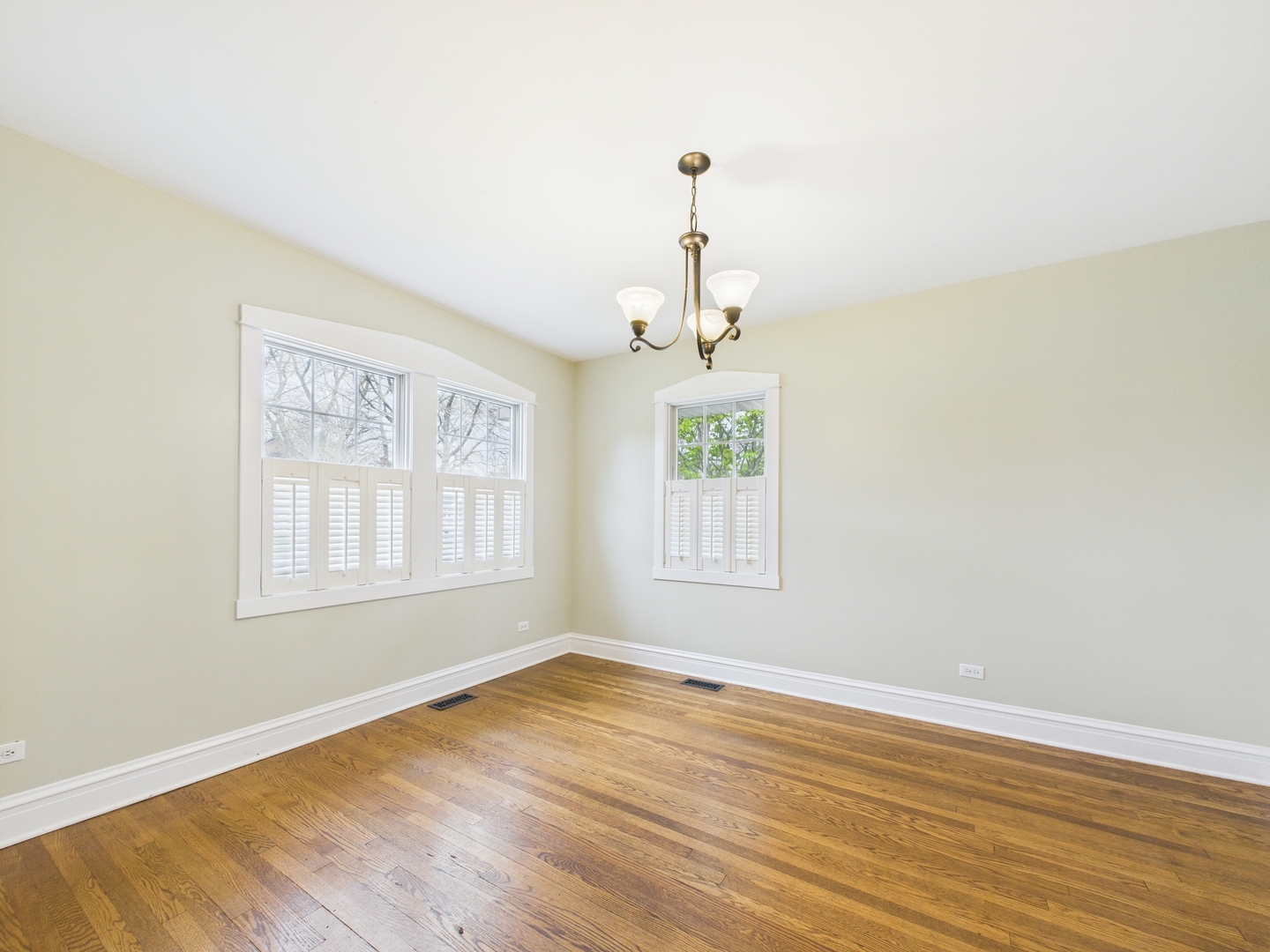 293 Northwood Road Riverside, IL 60546 - Photo 8 of 31