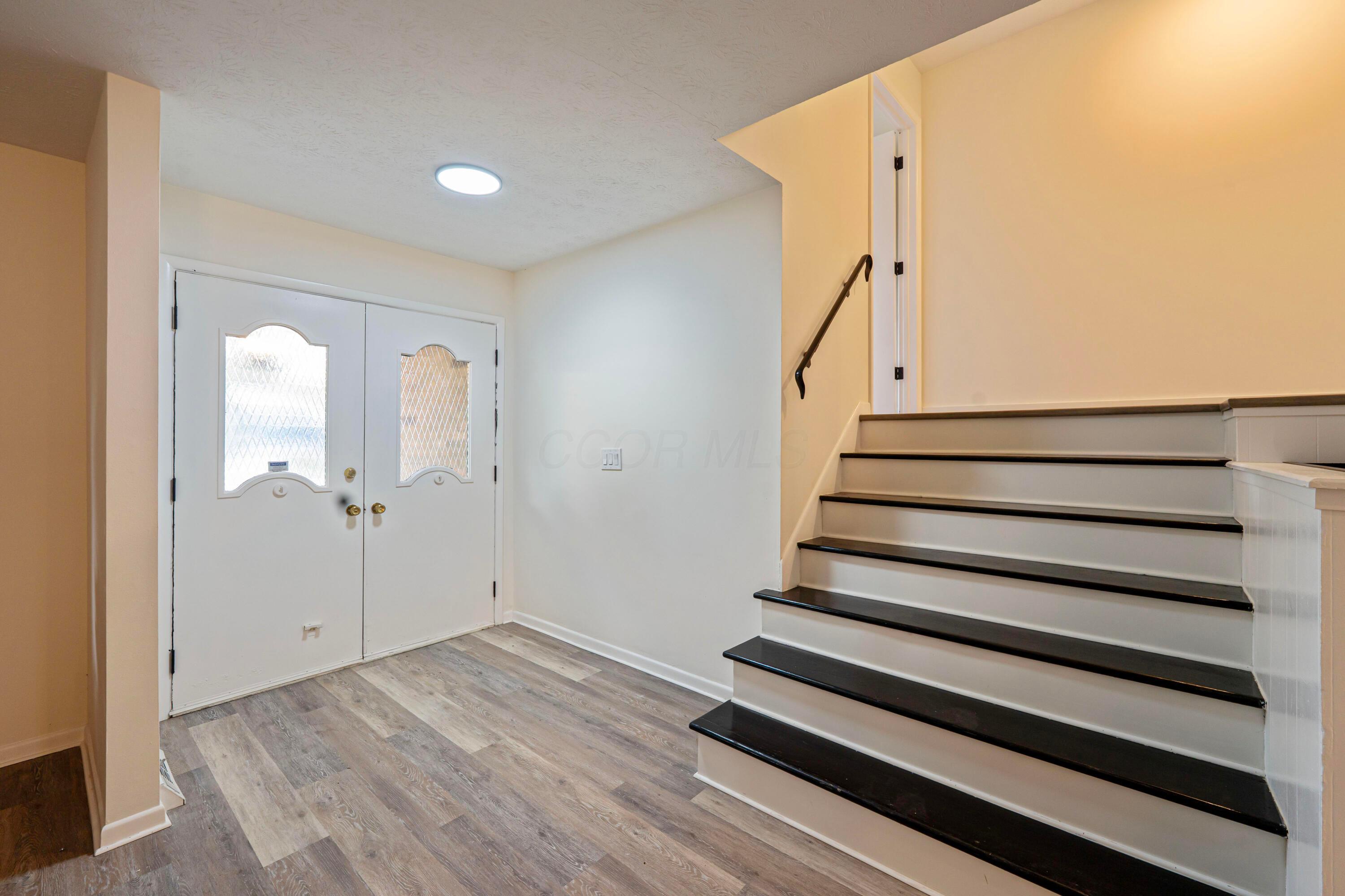 560 South Kellner Road Columbus, OH 43209 - Photo 10 of 32 foyer1