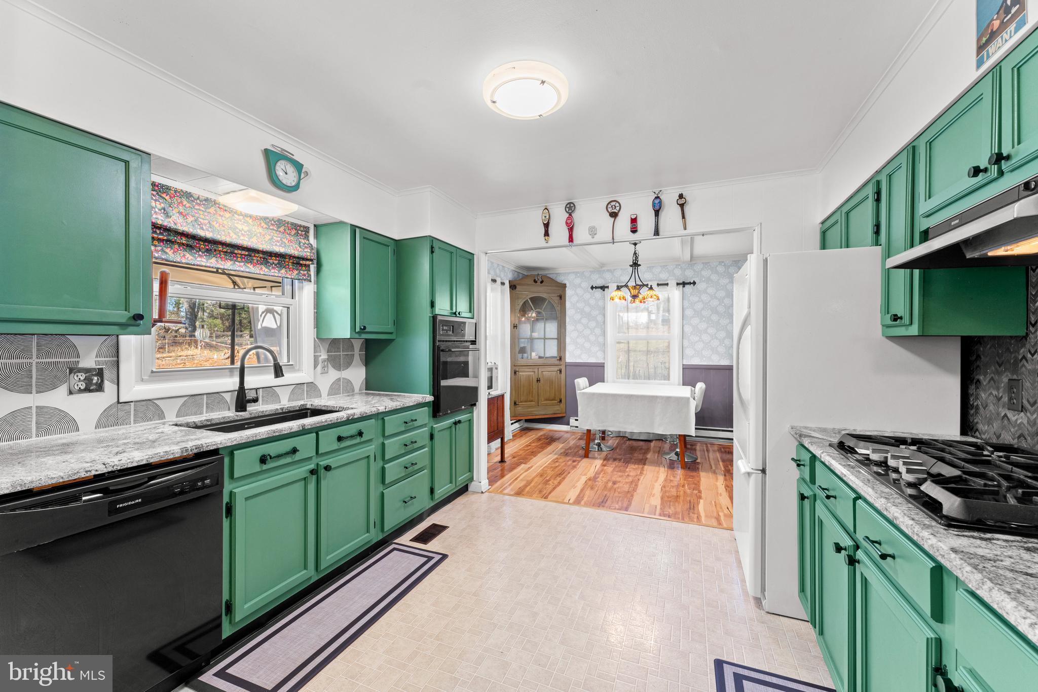 9576 Meetze Road Midland, VA 22728 - Photo 4 of 34 Adorable Kitchen w Granite Countertops