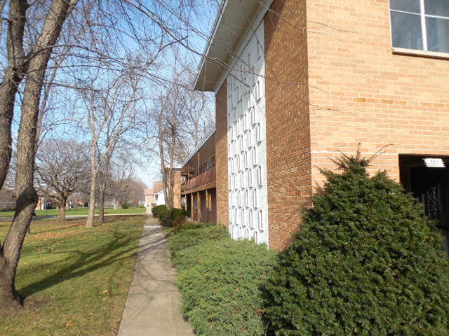 239 Northway Park Road, Unit 12 Machesney Park, IL 61115 - Photo 17 of 18 a pathway of a house with a yard