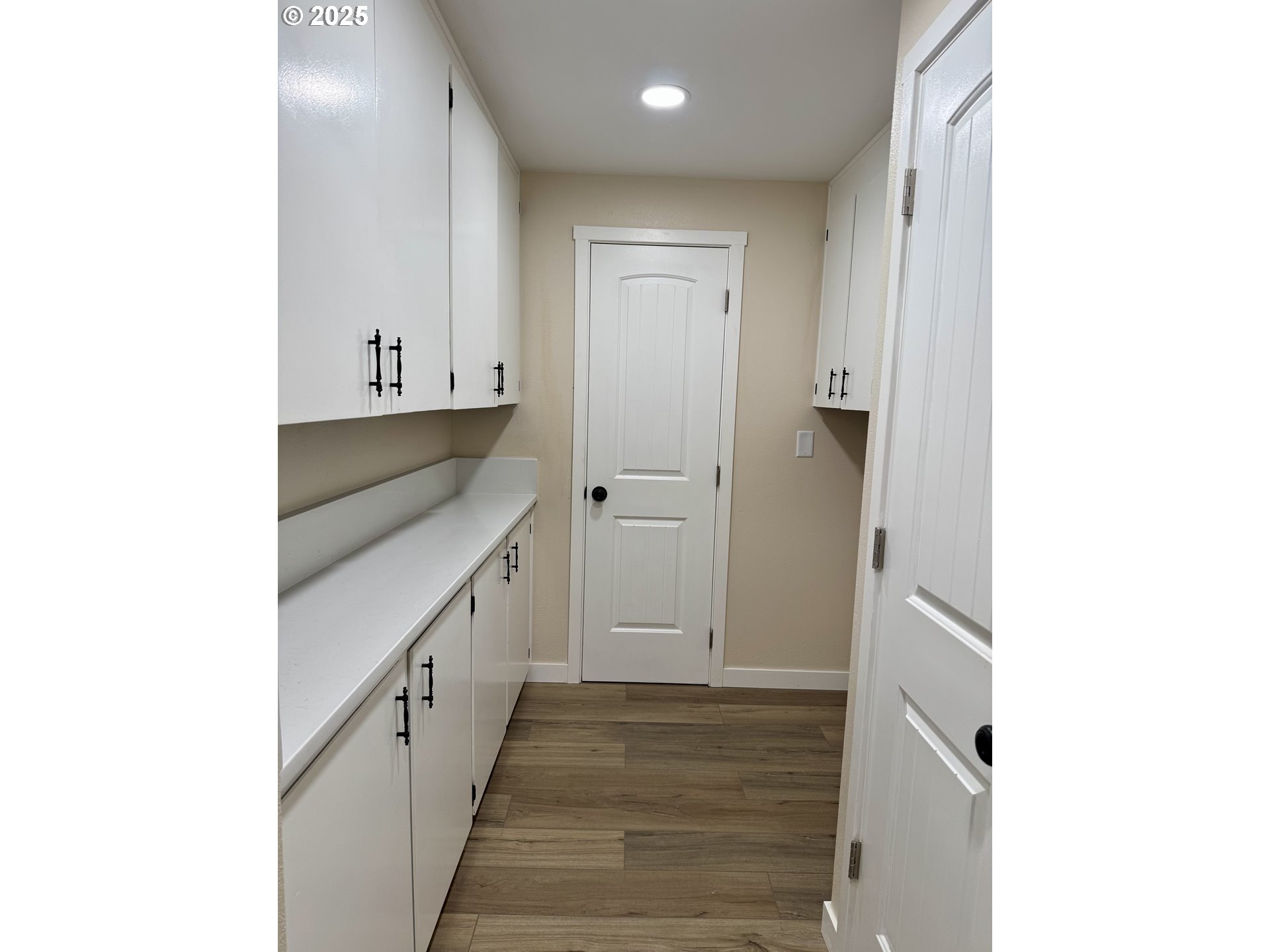 35929 Enterprise Road Creswell, OR 97426 - Photo 33 of 48 a hallway with cabinets