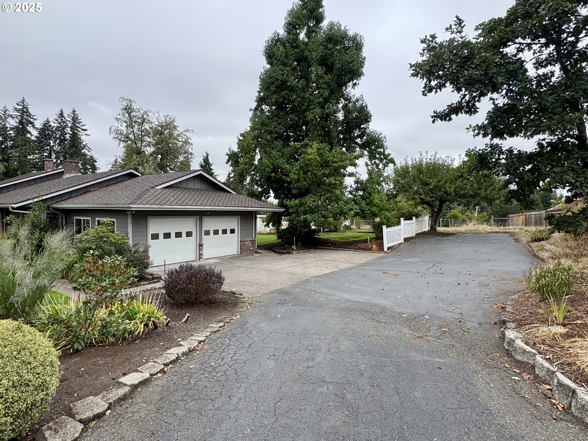 35929 Enterprise Road Creswell, OR 97426 - Photo 4 of 48 a view of a house with a garden