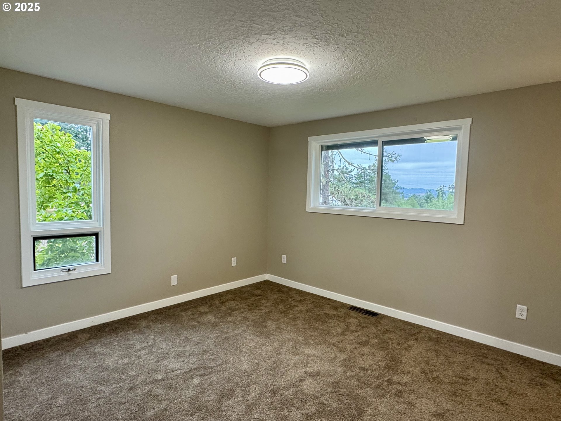 35929 Enterprise Road Creswell, OR 97426 - Photo 41 of 48 an empty room with a window