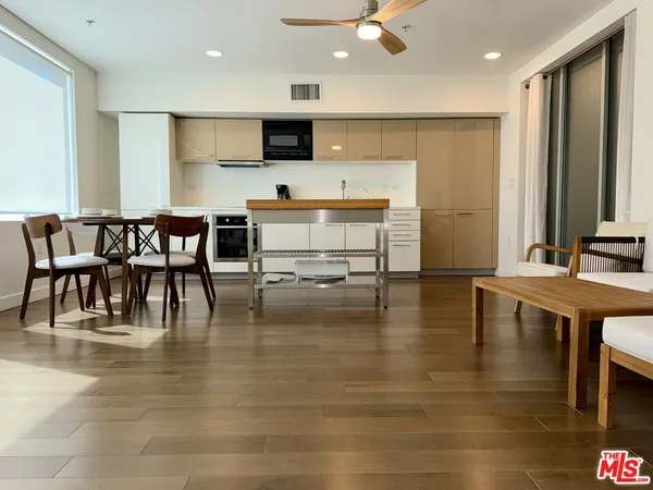 $2,700 | 901 Flower Street, Unit 613, Los Angeles, CA 90015