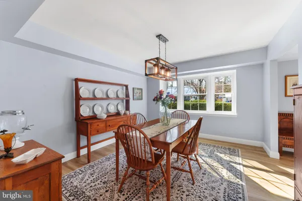 a dining room that has a table and chairs in it