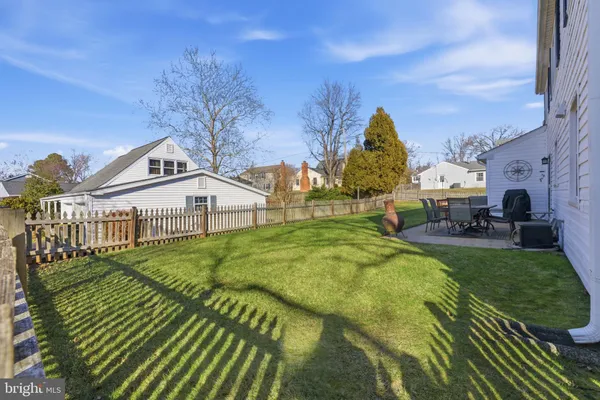 a view of a house with backyard and garden