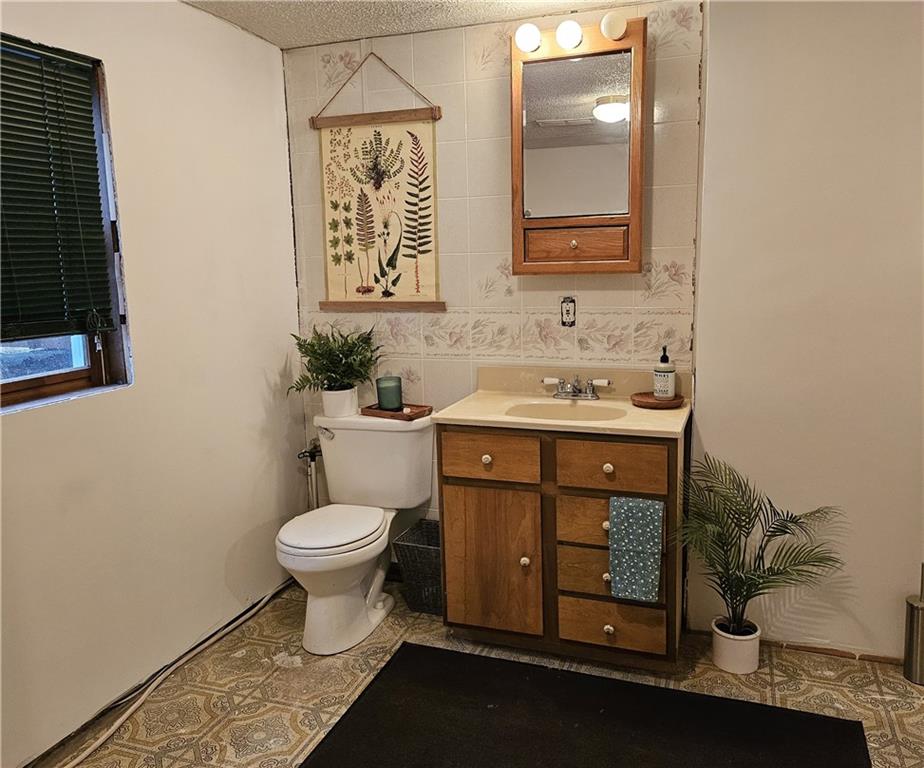 139 Sunset Road Grove City, PA 16127 - Photo 39 of 48 a bathroom with a sink toilet and mirror