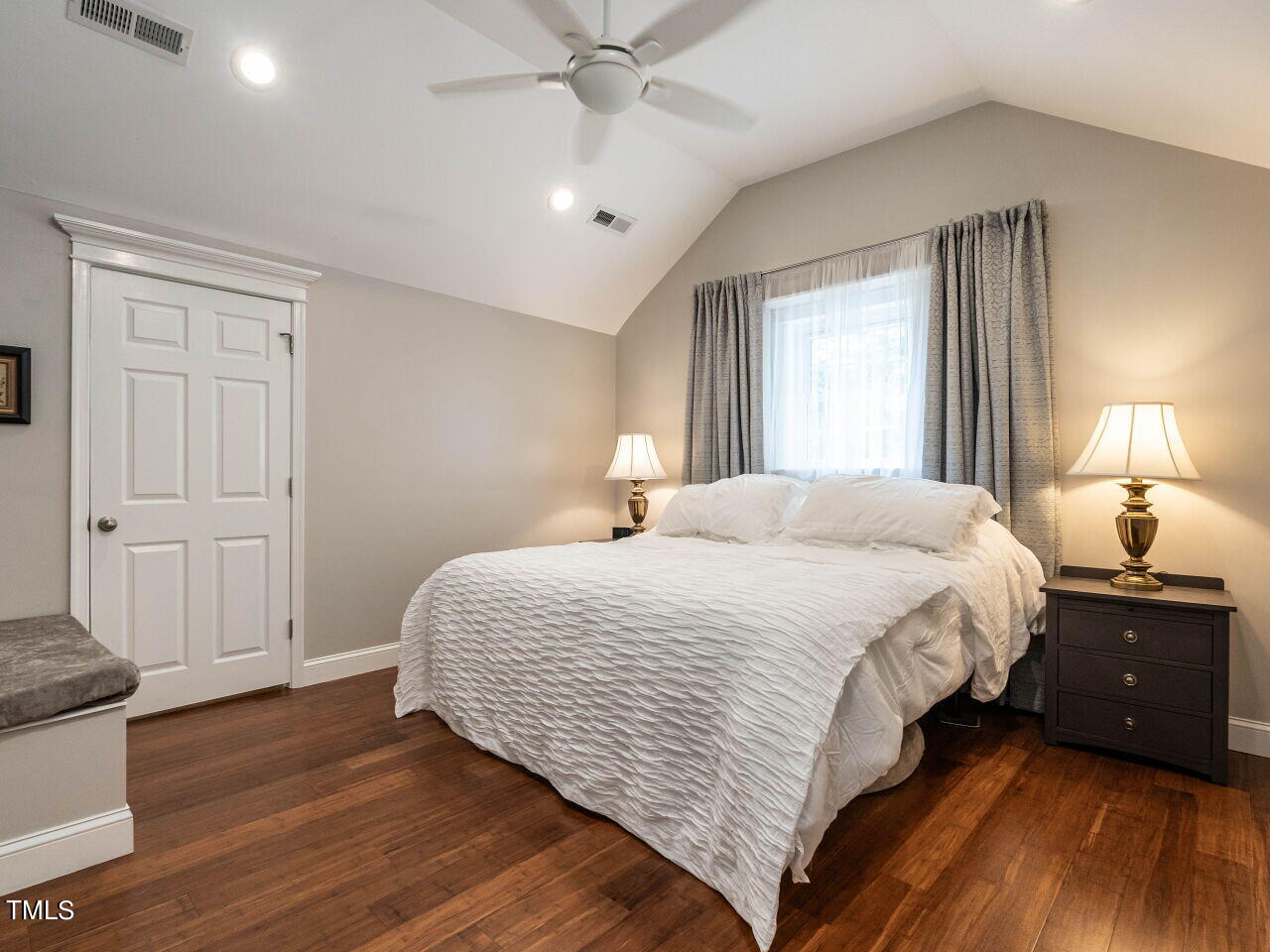 027-1280x960-bedroom