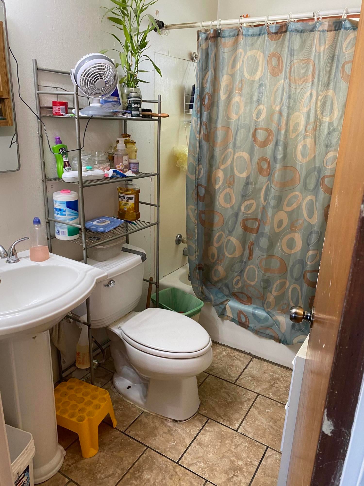 757 Southwest Madison Street Madras, OR 97741 - Photo 9 of 10 Bathroom