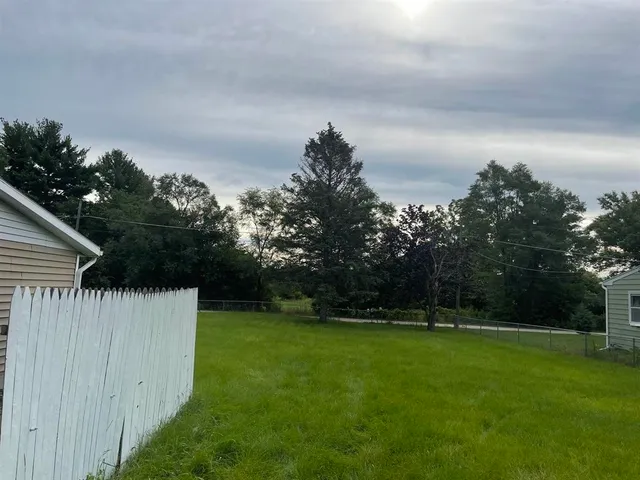 a view of a backyard