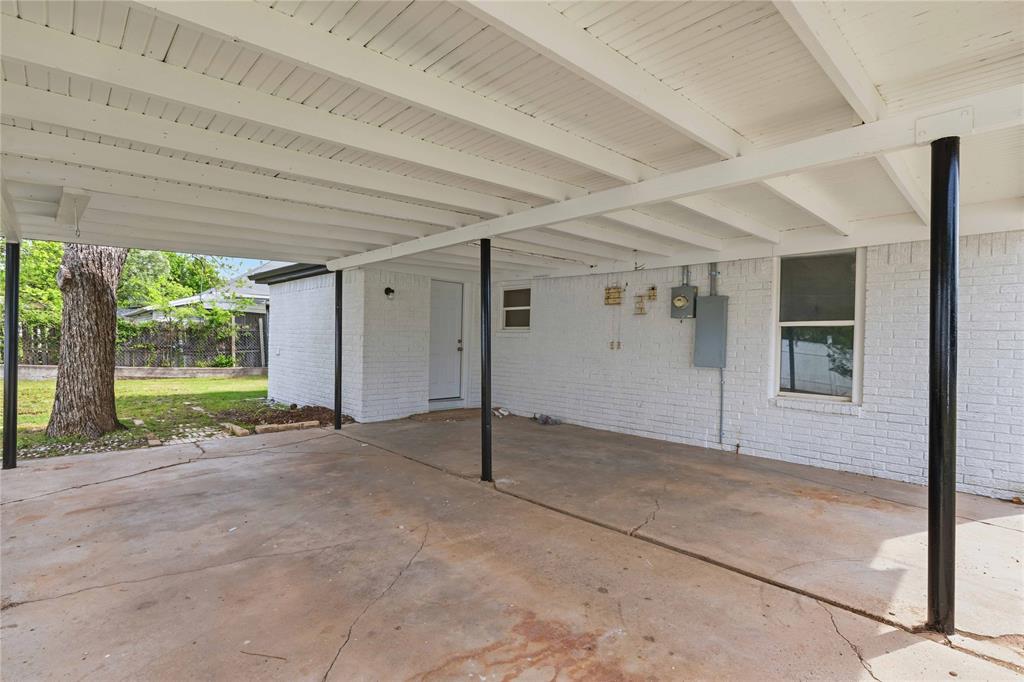 516 South Pecos Street Coleman, TX 76834 - Photo 19 of 32 a view of an empty room with a window