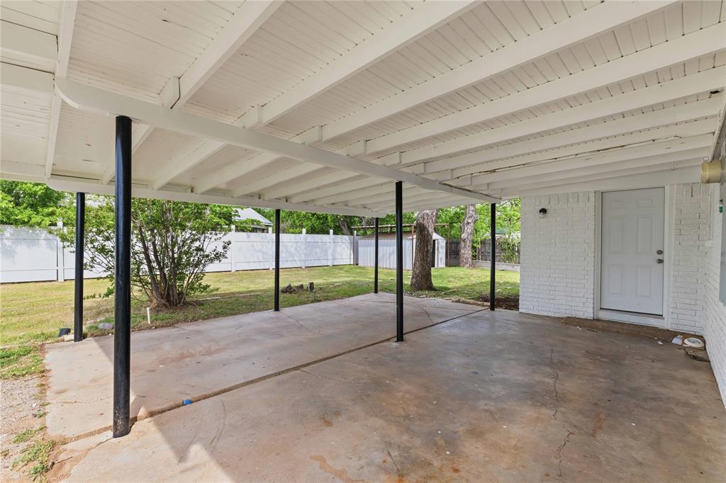 516 South Pecos Street Coleman, TX 76834 - Photo 20 of 32 a view of an interior of the house
