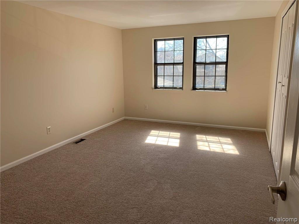 1969 Pondview Court Rochester, MI 48309 - Photo 12 of 18 16.jpg