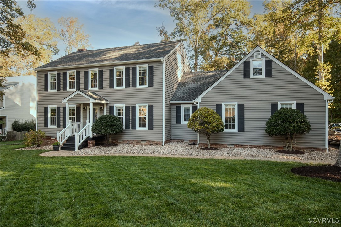 Meticulously maintained lawn, vinyl siding!