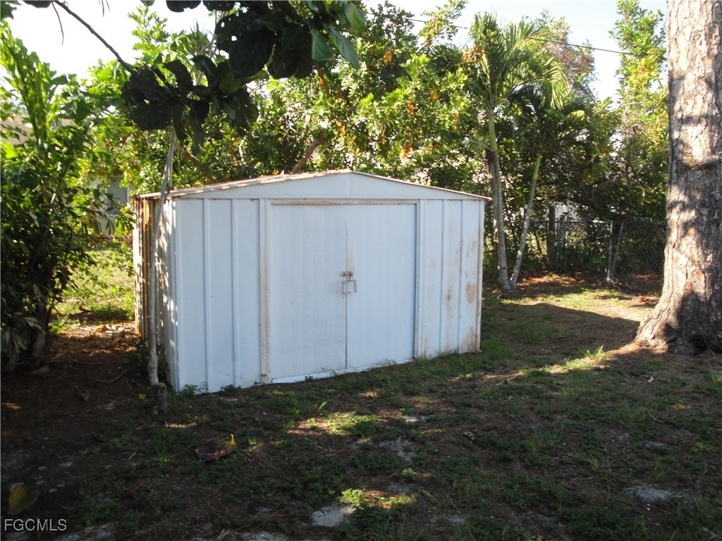 7487 Mellon Road Fort Myers, FL 33967 - Photo 6 of 10 a backyard of a house