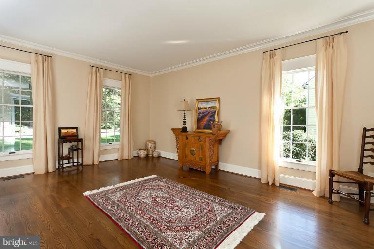 7 Roland Court Towson, MD 21204 - Photo 3 of 25 a living room with furniture and a rug