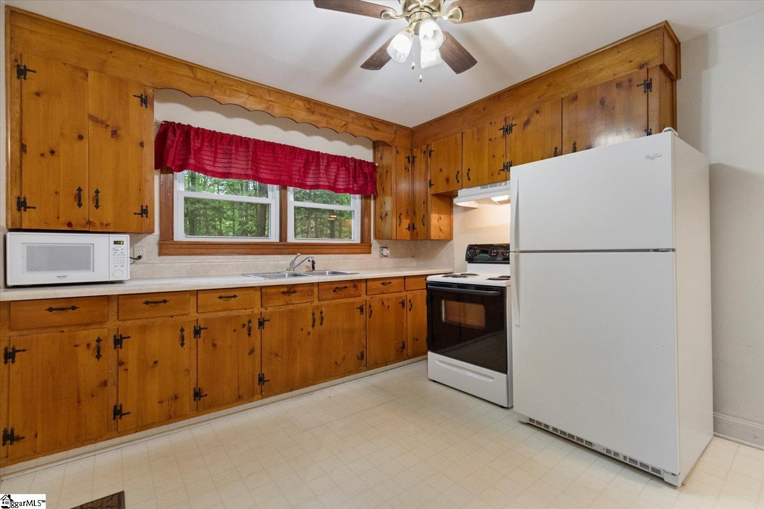 130 Robinson Road Taylors, SC 29687 - Photo 4 of 34