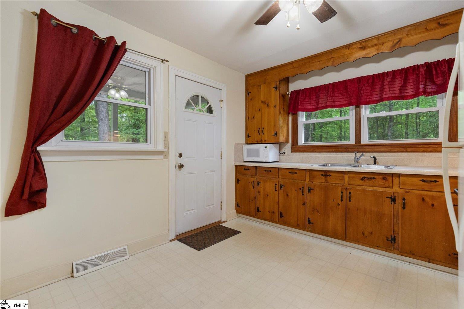 130 Robinson Road Taylors, SC 29687 - Photo 7 of 34