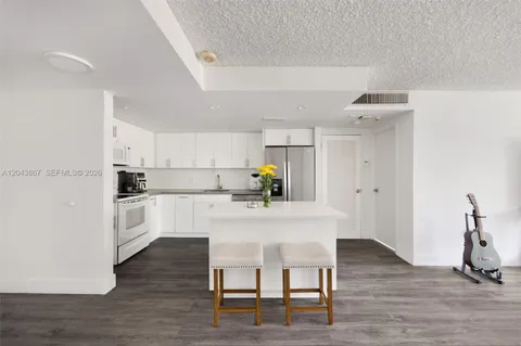 $2,500 | 150 Southeast 25th Road, Unit 2J, Miami, FL 33129