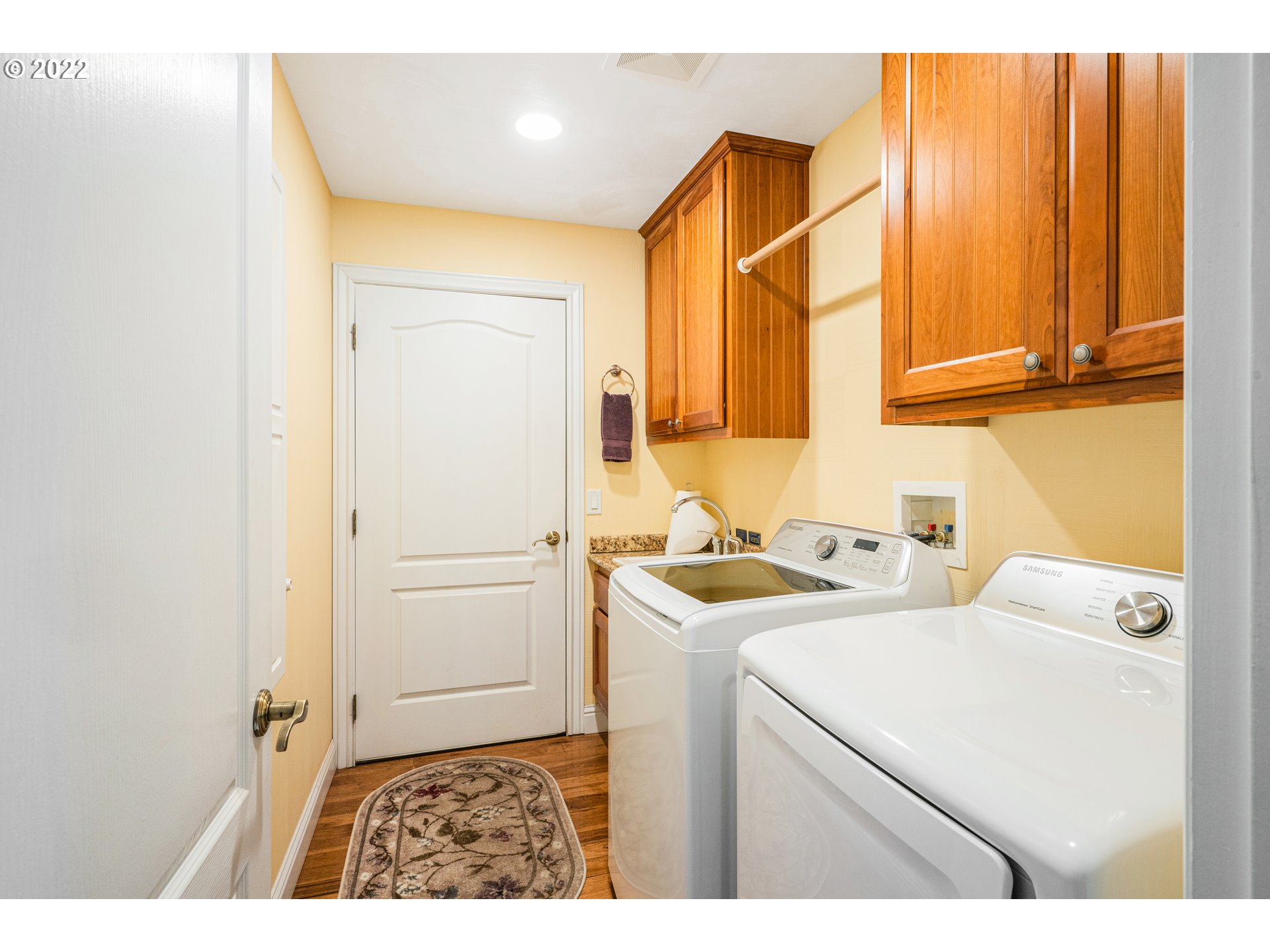 98451 North Bank Chetco River Road Brookings, OR 97415 - Photo 14 of 32 Laundry