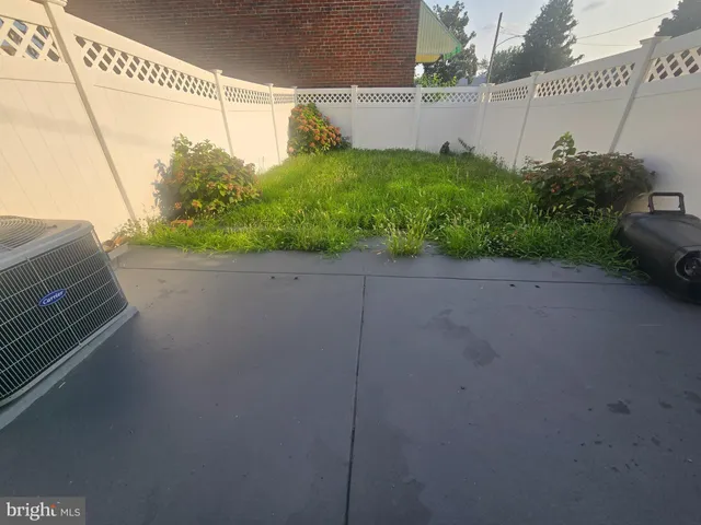 a view of a back yard