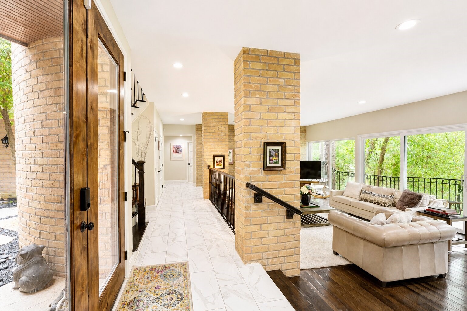 201 Vanderpool Lane, Unit 130 Houston, TX 77024 - Photo 2 of 41 The double entry doors lead to a gallery and spacious sunken living room. The gallery provides exceptional flow by connecting both the southern and northern wings of the home to the central living spaces- including the kitchen, breakfast and dining/piano room.