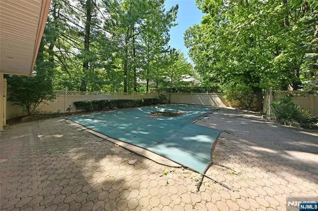 $1,950,000 | 5 Ellington Place, Englewood Cliffs, NJ 07632